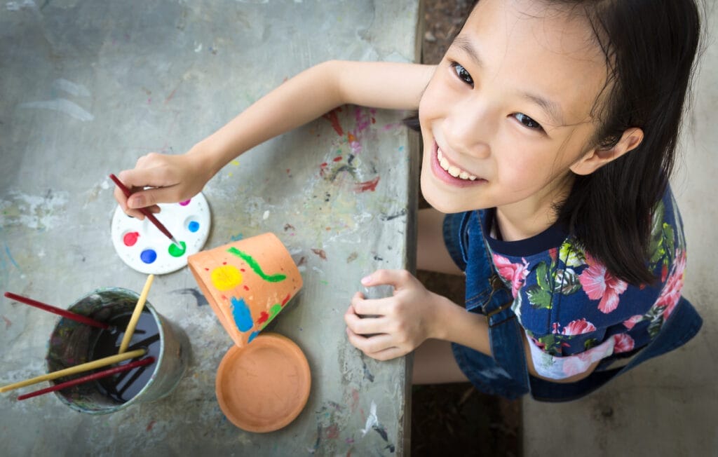 kids painting pots